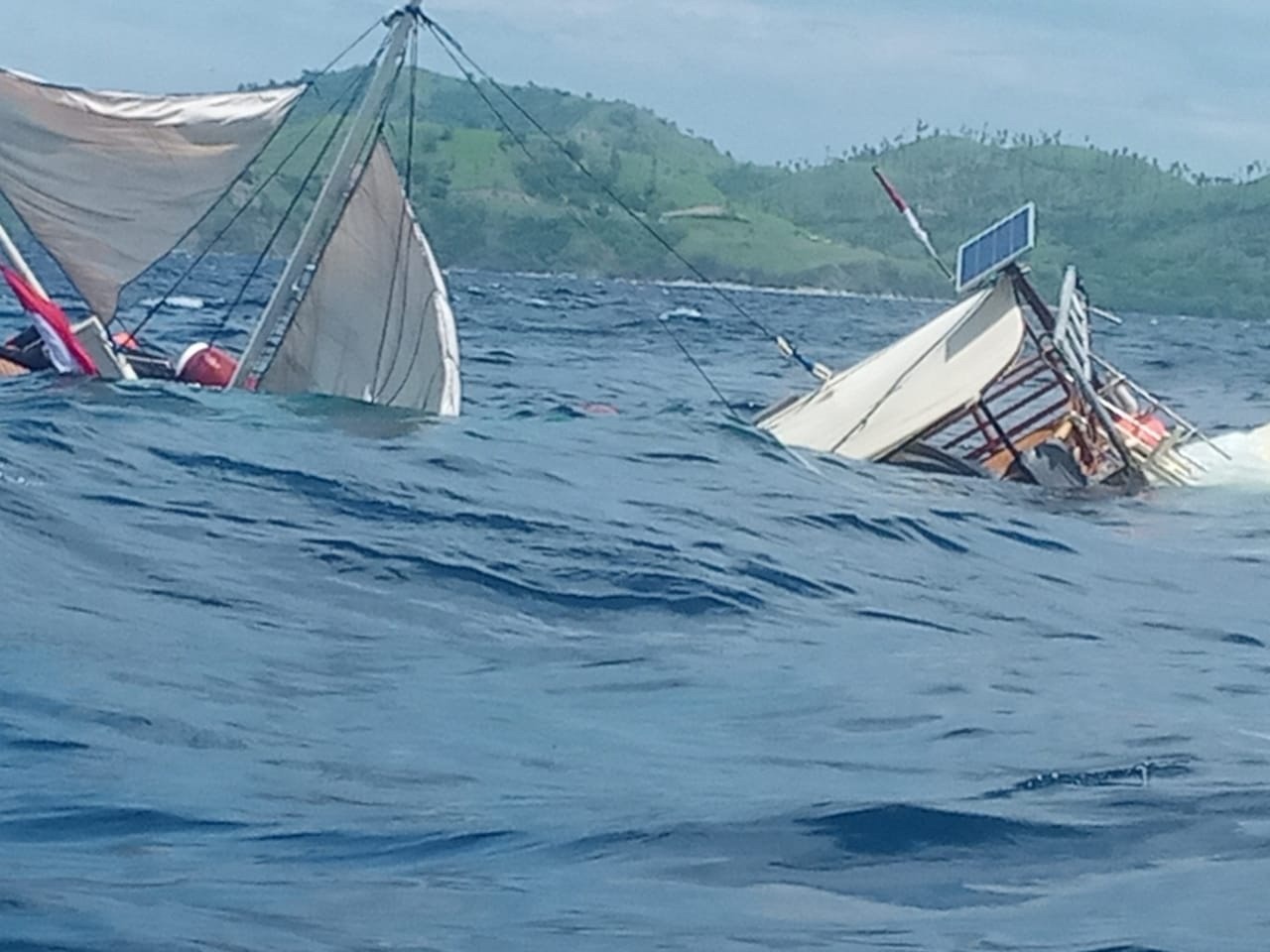 Kapal Pinisi Rombongan Wartawan Peliput Kegiatan Jokowi Terbalik di Labuan Bajo